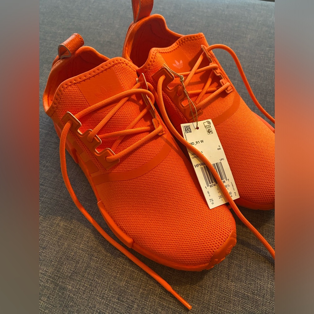 Adidas Originals NMD R1 in 7.5W/6Y (NEW)